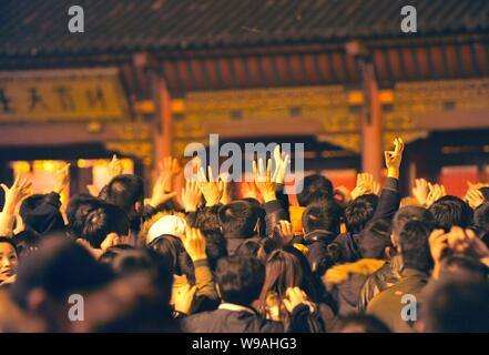 Il popolo cinese di adorare il Dio di ricchezza nella mitologia cinese a Guiyuan tempio buddista a Wuhan, porcellane centrale provincia di Hubei, 18 febbraio 2010. Foto Stock