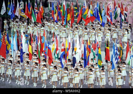 I portabandiera tenere le bandiere nazionali dei paesi che partecipano al World Expo 2010 durante la cerimonia di apertura del World Expo 2010 in Expo Foto Stock