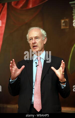 Anthony Bolton, presidente di investimenti alla fedeltà internazionale, dà un discorso a tre sul Bund a Shanghai in Cina, 20 luglio 2010. Anthony B Foto Stock