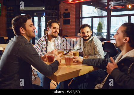 I giovani in un incontro in un pub. Foto Stock