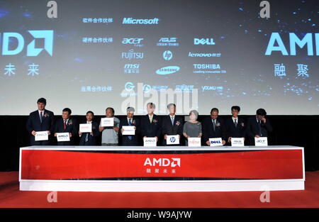 I rappresentanti di AMD e i produttori di PC sono visti durante la cerimonia di lancio di AMD Vision piattaforma laptop a Pechino, in Cina, il 26 maggio 2010. AMD ha unv Foto Stock