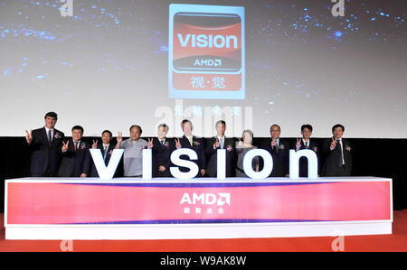 I rappresentanti di AMD e i produttori di PC sono visti durante la cerimonia di lancio di AMD Vision piattaforma laptop a Pechino, in Cina, il 26 maggio 2010. AMD ha unv Foto Stock