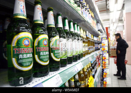 --File-- bottiglie di birra Tsingtao sono visti per la vendita in un supermercato a Shanghai in Cina, 9 dicembre, 2010. Millward Brown martedì (Dicembre 14, 2010 Foto Stock