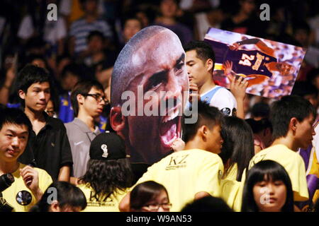 Pallacanestro cinese fan mostra di manifesti del giocatore di pallacanestro di NBA Kobe Bryant dei Los Angeles Lakers in occasione di una riunione con Kobe Bryant durante la sua tourn in Cina Foto Stock
