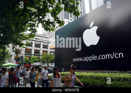 Locali residenti cinesi a piedi passato un cartellone di Apple presso la Hong Kong Plaza sulla Huaihai Road in Cina a Shanghai, 13 settembre 2010. Apple è preparata Foto Stock