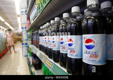 Bottiglie di Pepsi Cola sono visti per la vendita in un supermercato a Shanghai in Cina, 6 luglio 2010. Mentre global soft drink una guerra di trincea è stata per lungo tempo foug Foto Stock