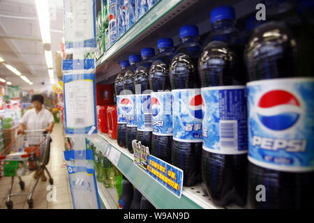 Bottiglie di Pepsi Cola sono visti per la vendita in un supermercato a Shanghai in Cina, 6 luglio 2010. Mentre global soft drink una guerra di trincea è stata per lungo tempo foug Foto Stock