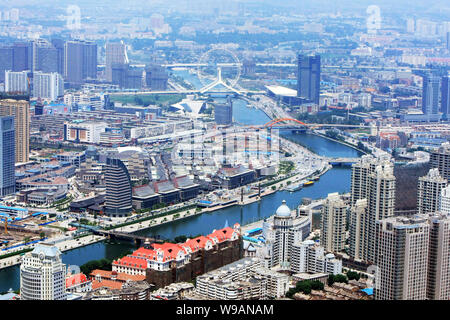 --FILE--Vista aerea di cluster di uffici moderni e appartamento residenziale edifici lungo il fiume hai (o Fiume Haihe) di Tianjin, Cina, 2 luglio 20 Foto Stock