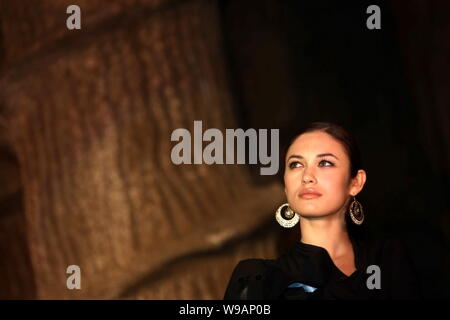 Attrice ucraina Olga Kurylenko è visto nel corso di una conferenza stampa per il film in 3D, imperi del profondo, a Pechino, in Cina, 27 aprile 2010. Foto Stock