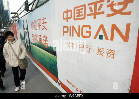 --FILE--Cinesi locali residenti a piedi passato un annuncio per un ping di Cina a Shanghai, Cina, 11 marzo 2010. Eseguire il ping di un assicurazione (Gruppo) recorde Foto Stock