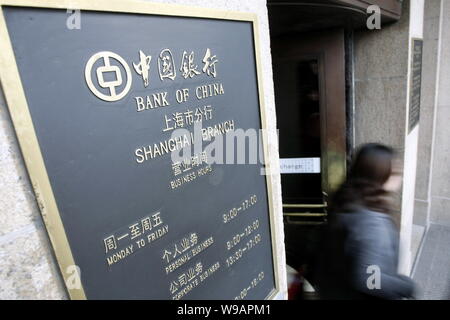 --FILE--una donna lascia una filiale della Banca di Cina (BOC) in Cina a Shanghai il 5 febbraio 2010. Banca di Cina, i countrys terzo più grande prestatore di mark Foto Stock