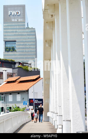 Grattacielo e gli edifici coloniali accanto a Elgin Bridge in Singapore Foto Stock