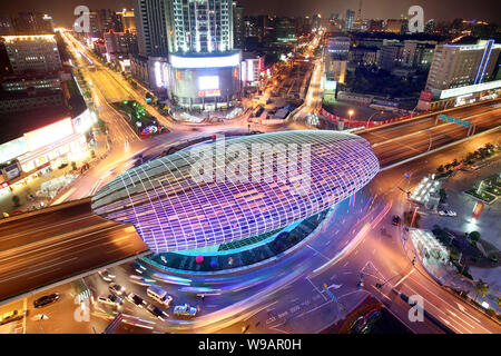 Vista notturna di overhead autostrade oltre l'anello stradale a Wujiaochang, noto come il quadrato Five-Corner, nel distretto di Yangpu in Cina a Shanghai, 11 Ottobre Foto Stock