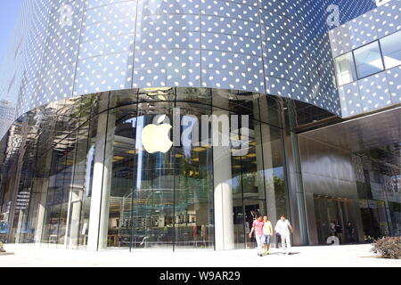 I residenti locali a piedi passato un Apple store a Hong Kong Plaza sulla Huaihai Road in Cina a Shanghai, 21 settembre 2010. Apple aprirà la sua seconda s Foto Stock