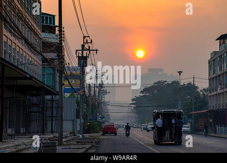 La mattina presto la luce del sole che splende su edifici e le vetture su strada a Bangyai città di Nonthaburi in Thailandia. Gennaio 11, 2019 Foto Stock