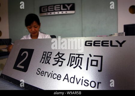 Un personale cinese è visto lavorare in un negozio Geely in Cina a Shanghai, Agosto 4, 2010. Geely Automobile Holdings Ltd. non procederà con un piano di Foto Stock