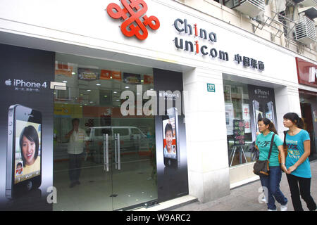 I residenti locali a piedi passato un ramo di China Unicom in Cina a Shanghai, 28 settembre 2010. China Unicom (Hong Kong) Ltd., le nazioni solo op mobile Foto Stock