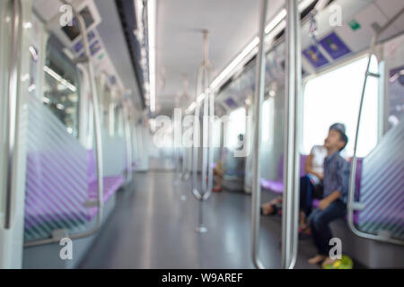 Immagini sfocate di un passeggero treno della metropolitana Foto Stock