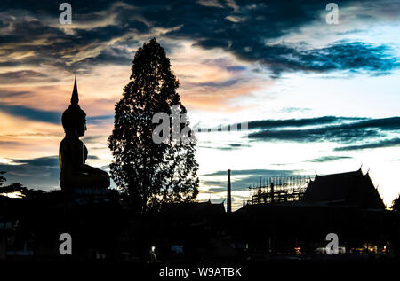 Tramonto dietro il Wat Lad Pha Dook , il Tempio a Nonthaburi , della Thailandia. Foto Stock