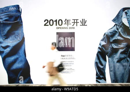 Un uomo cinese passeggiate passato un annuncio di gap in Cina a Shanghai, 15 ottobre 2010. Rivenditore di abbigliamento Gap Inc ha annunciato giovedì (Ottobre 14, 201 Foto Stock