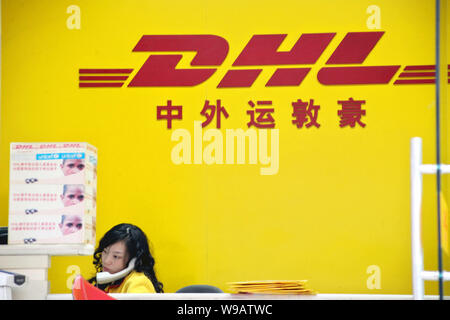 --File-- un personale cinese è visto in un ufficio di DHL in Cina a Shanghai, il 24 novembre 2009. Nonostante le preoccupazioni su un rallentamento in porcellane crescita economica Foto Stock