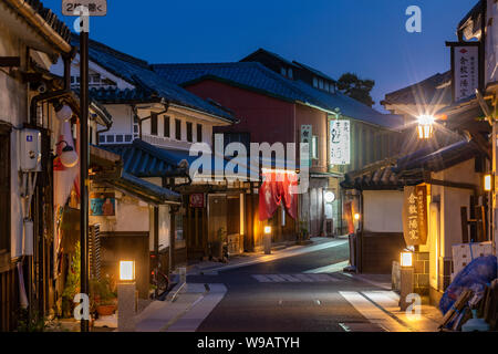 Kurashiki, Giappone- Maggio 27, 2018: vecchia strada storica in Kurashiki di notte Foto Stock