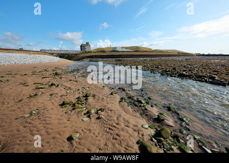 Al lato di Aberthaw Coal Fired power station viene eseguito un piccolo fiume con un heavy duty road bridge spanning il profondo alveo consentendo a. Foto Stock