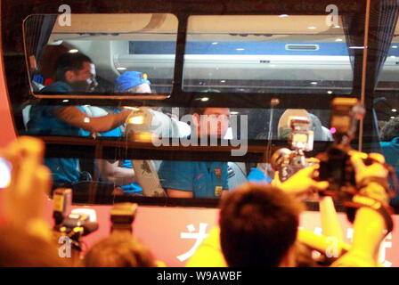 Calcio argentino player Lionel Messi del FC Barcelona e i suoi compagni di squadra sedersi in un bus dopo l'arrivo presso il Beijing Capital International Airport durante Foto Stock