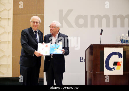 Economia tedesca il Ministro Rainer Bruederle, a sinistra è presentato doni dal sig. Manfred Knopp in corrispondenza di un evento di prima colazione della Camera di Commercio Tedesca in Shan Foto Stock