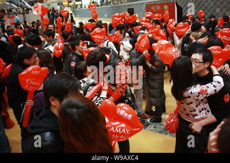 Coppie di giovani cinesi Amanti bacio durante una campagna per contrassegnare il prossimo il giorno di San Valentino presso un centro commerciale per lo shopping di Shanghai, Cina, domenica 7 febbraio 2 Foto Stock