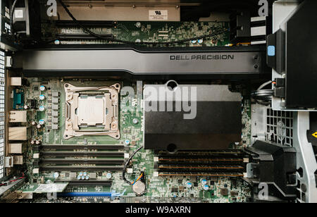 Parigi, Francia - 31 Maggio 2019: vista dal di sopra della doppia Dell Precision T7910 professional workstation motherboard con secondo processore essendo aggiunto alla scheda Foto Stock