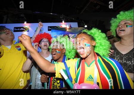 Gli appassionati di calcio e expo visitatori allegria durante una solenne celebrazione per l apertura della Coppa del Mondo 2010 in Sudafrica all'interno del Sudafrica Pavilion nel Wo Foto Stock