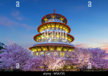 Tien-Yuan tempio con la fioritura dei ciliegi in Taipei Foto Stock