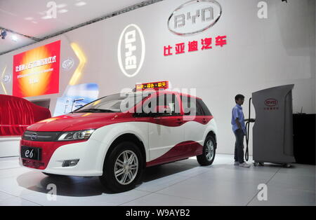 --FILE-- UNA BYD e6 è sullo schermo durante un auto show di Shenzhen, sud Chinas nella provincia di Guangdong, 11 giugno 2010. BYD Co, porcellane ricaricabile più grande Foto Stock