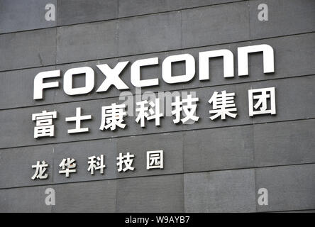 Il logo di Foxconn Technology Group è visibile in corrispondenza di un ingresso della Shenzhen stabilimento di Foxconn Technology Group nella città di Shenzhen, sud Chinas Guangdon Foto Stock