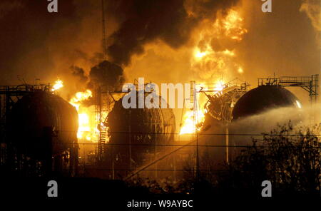 Vigili del fuoco spruzzare acqua per spegnere un incendio in un impianto chimico della CNPC (China National Petroleum Corp.) dopo un'esplosione nella città di Lanzhou, Northwest Foto Stock