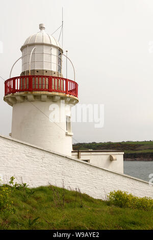 Di piccole dimensioni e di colore bianco sul faro di shor di una baia nella città di Youghal nella contea di Cork, Irlanda. Foto Stock