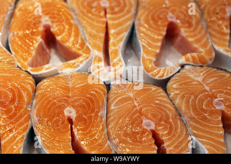 Rosa fresca filetti di salmone nel ghiaccio. Pesce rosso nel mercato, il concetto di alimenti sani con grassi omega, l'industria della pesca Foto Stock