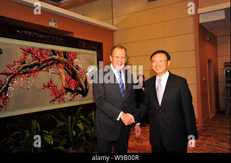 Cinese Miniser esteri Yang Jiechi, destra stringe la mano con il Ministro degli esteri russo Sergei Lavrov prima del loro incontro nella città di Wuhan, Cina centrale Foto Stock