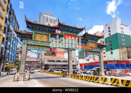 Manila, Filippine - Aprile 8, 2019: la più grande chinatown arch del mondo a Manila, che fu inaugurato il 23 giugno 2015. Foto Stock