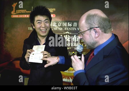 Pianista cinese Lang Lang (sinistra) pone con il Passaporto Chopins durante una conferenza stampa per il XIII Beijing Music Festival a Pechino, Cina, Octo Foto Stock