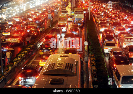 Vista notturna di masse dei veicoli in coda in un ingorgo sul secondo anello stradale di Pechino, Cina, 17 settembre 2010. Pechino è stata soffocata da 88 inceppamento di traffico Foto Stock