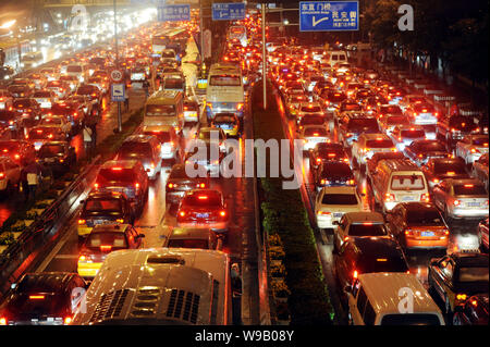 Vista notturna di masse dei veicoli in coda in un ingorgo sul secondo anello stradale di Pechino, Cina, 17 settembre 2010. Pechino è stata soffocata da 88 inceppamento di traffico Foto Stock