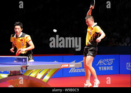 Chinas Ma Lin, destra e Xu Xin per competere con i loro compagni di squadra Wang Liqin e Chen Qi nel finale del mens raddoppia il 2010 Cina tavola aperta Foto Stock