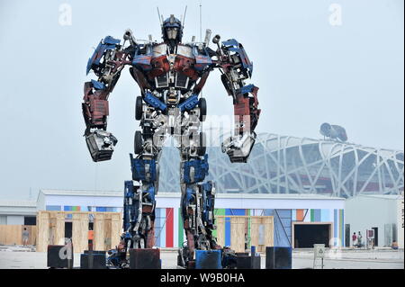 Una replica di Optimus Prime, il robot leader degli Autobot nel film trasformatore, viene visualizzato vicino al National Stadium, noto come il nido di uccelli, in Foto Stock