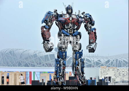 Una replica di Optimus Prime, il robot leader degli Autobot nel film trasformatore, viene visualizzato vicino al National Stadium, noto come il nido di uccelli, in Foto Stock