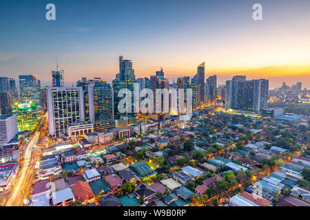 Eleveted, Vista notte di Makati, il quartiere degli affari di Metro Manila, Filippine Foto Stock