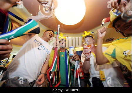 Gli appassionati di calcio e expo visitatori allegria durante una solenne celebrazione per l apertura della Coppa del Mondo 2010 in Sudafrica all'interno del Sudafrica Pavilion nel Wo Foto Stock