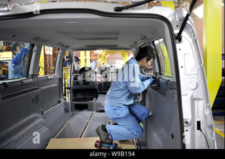 --FILE--cinese operai assemblare una Mercedes-Benz van sulla linea di assemblaggio nell'impianto automatico di Fujian Daimler Automotive Co., Ltd. in Fuzhou c Foto Stock