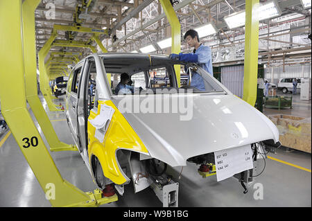 --FILE--cinese operai assemblare una Mercedes-Benz van sulla linea di assemblaggio nell'impianto automatico di Fujian Daimler Automotive Co., Ltd. in Fuzhou c Foto Stock